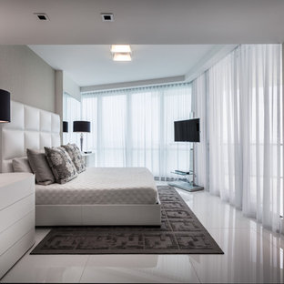 Idée de décoration pour une grande chambre parentale design avec un mur blanc, un sol en marbre, aucune cheminée et un sol blanc.