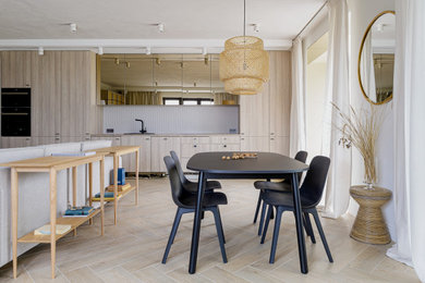 Стильный дизайн: прямая кухня в белых тонах с отделкой деревом в современном стиле с обеденным столом, полом из керамогранита, бежевым полом, стеклянными фасадами, светлыми деревянными фасадами, деревянной столешницей, серым фартуком, фартуком из керамогранитной плитки, черной техникой и бежевой столешницей - последний тренд