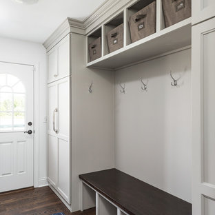 シカゴの大きいトランジショナルスタイルのおしゃれな家事室 (フラットパネル扉のキャビネット、白いキャビネット、グレーの壁、濃色無垢フローリング、茶色い床) の写真