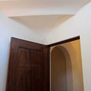 Idee per un ingresso o corridoio mediterraneo di medie dimensioni con pareti bianche, pavimento in terracotta e pavimento rosso