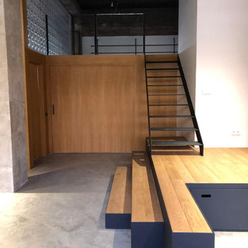 Escalera de diseño con plataformas de almacenaje