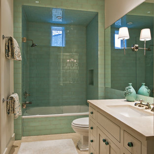 Aménagement d'une salle de bain contemporaine avec une baignoire en alcôve, un combiné douche/baignoire, un carrelage vert et un carrelage en pâte de verre.