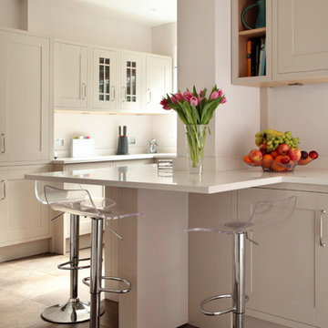 Cream shaker kitchen with modern bar stools