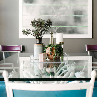 Неиссякаемый источник вдохновения для домашнего уюта: гостиная-столовая среднего размера в современном стиле с серыми стенами, полом из травертина и бежевым полом без камина