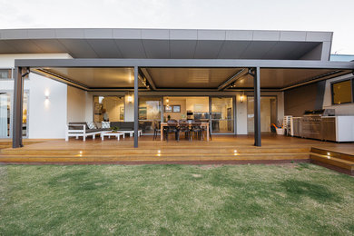 Inspiration for a mid-sized contemporary patio in Perth.