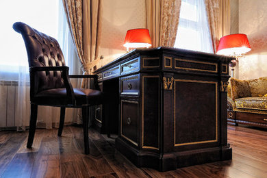Пример оригинального дизайна: кабинет среднего размера в стиле неоклассика (современная классика) с темным паркетным полом и коричневым полом