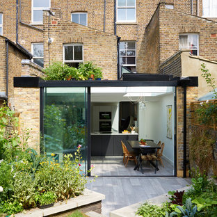 ロンドンのコンテンポラリースタイルのおしゃれな平屋 (ガラスサイディング) の写真