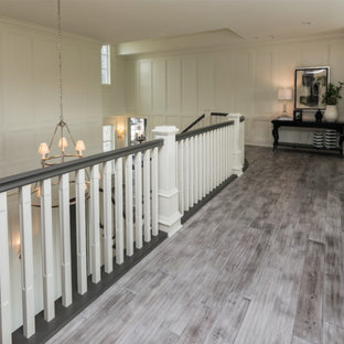 Idéer för mellanstora vintage hallar, med grå väggar och målat trägolv