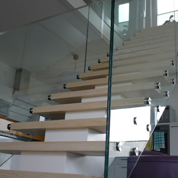 Treppe aus Eschenholz und Glas