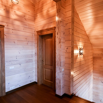 Лестничный холл в деревянном доме из клееного бруса
