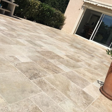 Terrasse et contour de piscine en travertin