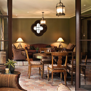 Mittelgroßes Mediterranes Wohnzimmer mit grüner Wandfarbe und Terrakottaboden in Miami