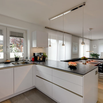 Smart gestalteter Kochbereich mit Steinoptik-Spiegel - SieMatic S2-L Lack glänze