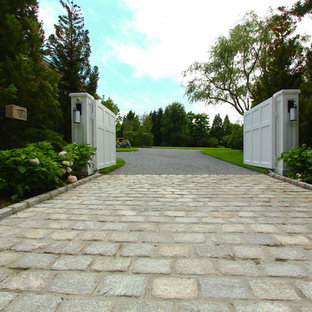 Idée de décoration pour une grande allée carrossable avant tradition avec une exposition ensoleillée et des pavés en béton.
