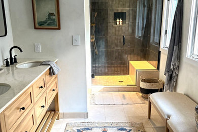 Imagen de cuarto de baño mediterráneo con ducha empotrada