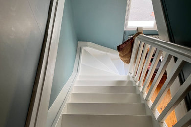 Inspiration pour un escalier sans contremarche design de taille moyenne avec des marches en bois et un garde-corps en bois.