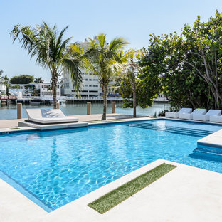 Geräumiger, Gefliester Moderner Whirlpool hinter dem Haus in individueller Form in Miami