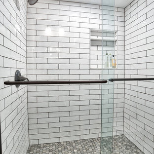 Diseño de sótano en el subsuelo de estilo de casa de campo, pequeño, con paredes púrpuras y suelo gris