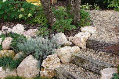 This is an example of a transitional hillside gravel landscaping in Amsterdam.