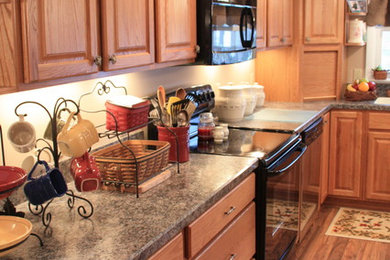 Example of a kitchen design in Cleveland