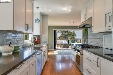 Example of a kitchen design in San Francisco