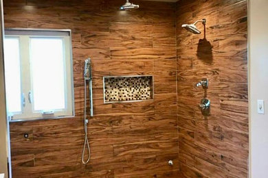 Example of a mid-sized minimalist master porcelain tile and white floor alcove shower design in Los Angeles with flat-panel cabinets, medium tone wood cabinets, a one-piece toilet, beige walls, an undermount sink, quartz countertops, a hinged shower door and white countertops