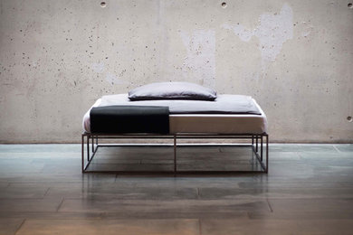 ION - das minimalistische Metallbett im Industriedesign aus Berlin.