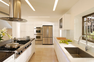 This is an example of a contemporary kitchen in Tel Aviv.