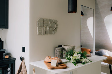 Exemple d'une petite cuisine ouverte noire et bois chic avec un évier posé, un placard à porte affleurante, des portes de placard beiges, plan de travail carrelé, une crédence noire, une crédence en céramique, un électroménager noir, parquet clair, îlot, un sol blanc, plan de travail noir, un plafond en papier peint et fenêtre au-dessus de l'évier.