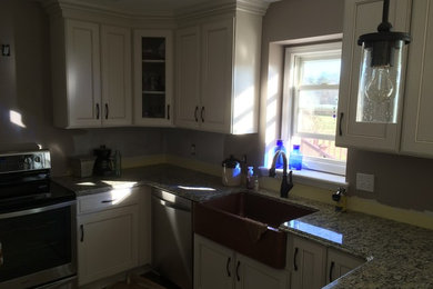 Eat-in kitchen - u-shaped dark wood floor and brown floor eat-in kitchen idea in Detroit with a farmhouse sink, recessed-panel cabinets, white cabinets, granite countertops, stainless steel appliances, a peninsula and gray countertops