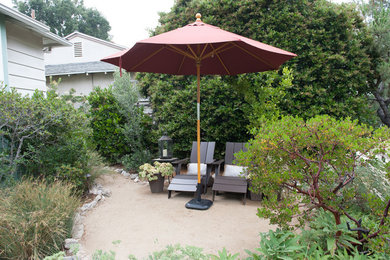 Design ideas for a mid-sized rustic drought-tolerant and partial sun front yard stone landscaping in Los Angeles for summer.