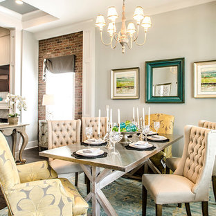 ルイビルのトラディショナルスタイルのLDKの画像 (グレーの壁)