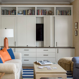 Idee per un piccolo soggiorno stile marinaro chiuso con libreria, pareti beige, parquet chiaro, nessun camino e TV nascosta