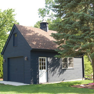 ミルウォーキーの独立型トラディショナルスタイルのおしゃれなガレージの写真