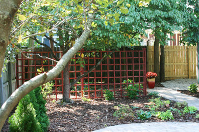 На фото: маленький участок и сад на заднем дворе в стиле кантри с полуденной тенью, мощением тротуарной плиткой и с деревянным забором для на участке и в саду с
