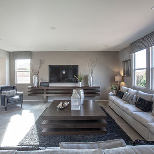 Foto på ett stort funkis allrum med öppen planlösning, med grå väggar, klinkergolv i keramik och en väggmonterad TV