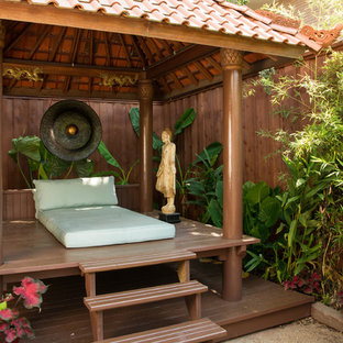 Esempio di terrazze e balconi etnici con un gazebo o capanno