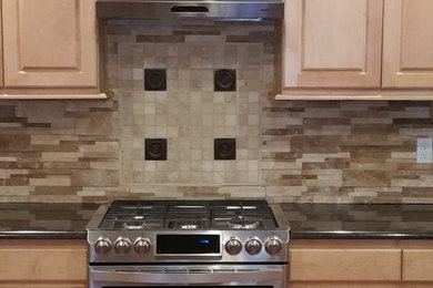 Kitchen - traditional kitchen idea in Denver