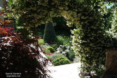 バークシャーにある地中海スタイルのおしゃれな庭の写真