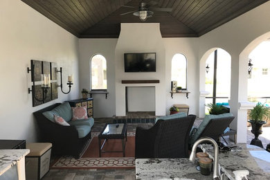 Example of a home bar design in Orlando