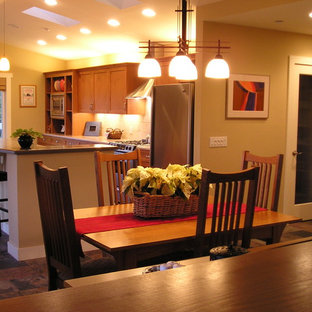 Пример оригинального дизайна: гостиная-столовая среднего размера в классическом стиле с полом из сланца, бежевыми стенами и коричневым полом без камина