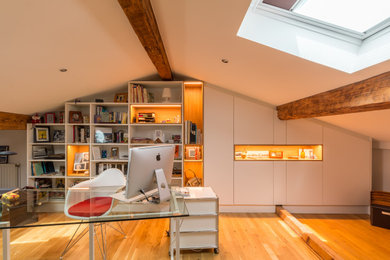 Exemple d'un bureau éclectique avec un mur gris et un sol en bois brun.