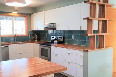 ポートランドにあるミッドセンチュリースタイルのおしゃれなキッチンの写真
