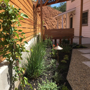 Cette image montre un xéropaysage arrière design de taille moyenne et au printemps avec une entrée ou une allée de jardin, une exposition ensoleillée et des pavés en béton.