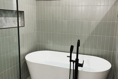 Ejemplo de cuarto de baño principal y flotante clásico de tamaño medio con bañera exenta, baldosas y/o azulejos verdes, baldosas y/o azulejos de cerámica y suelo gris