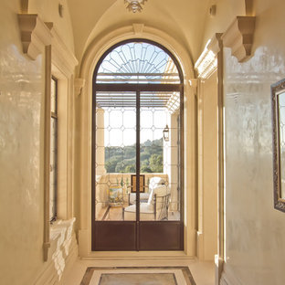 Idéer för stora vintage hallar, med beige väggar och marmorgolv