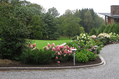 エスビャールにあるカントリー風のおしゃれな庭の写真