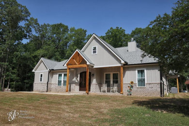 Example of an arts and crafts exterior home design