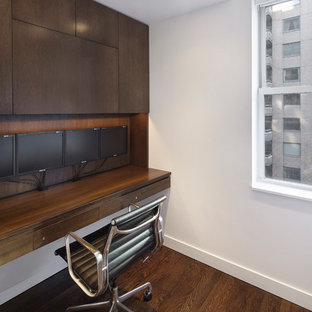 ニューヨークの小さいモダンスタイルのおしゃれな書斎 (白い壁、無垢フローリング、造り付け机) の写真