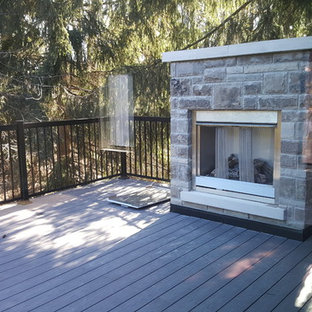 トロントの中サイズのトランジショナルスタイルのおしゃれな裏庭のデッキ (屋外暖炉、日よけなし) の写真